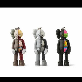 メディコムトイ(MEDICOM TOY)のKAWS TOKYO FIRST COMPANION キーホルダー 3点セット(キャラクターグッズ)