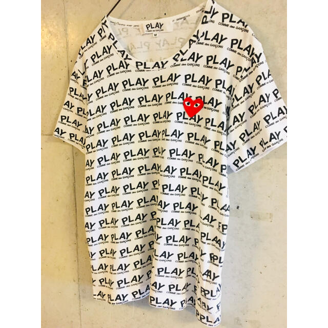 COMME des GARCONS(コムデギャルソン)の【★お得★正規★Mサイズ】プレイコムデギャルソン 総柄 ロゴ ホワイト Tシャツ レディースのトップス(Tシャツ(半袖/袖なし))の商品写真