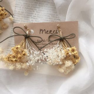 デイジーとかすみ草　ブーケアクセサリー (ピアス)