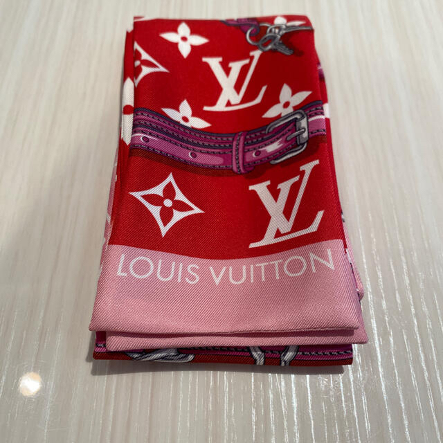 LOUIS VUITTON(ルイヴィトン)の【LOUIS VUITTON】バンドー　LVエスカル　ルージュ　新品未使用品♫ レディースのファッション小物(バンダナ/スカーフ)の商品写真