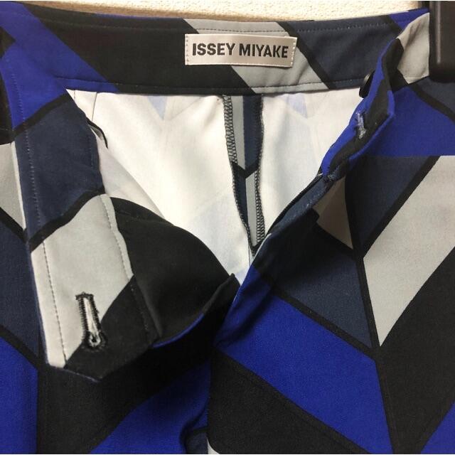 ISSEY MIYAKE(イッセイミヤケ)のISSEY MIYAKE　パンツ レディースのパンツ(クロップドパンツ)の商品写真