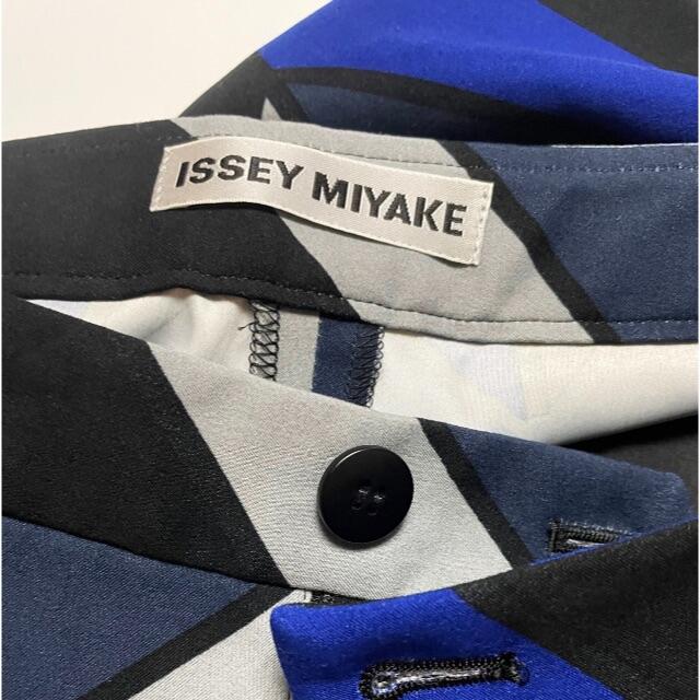 ISSEY MIYAKE(イッセイミヤケ)のISSEY MIYAKE　パンツ レディースのパンツ(クロップドパンツ)の商品写真