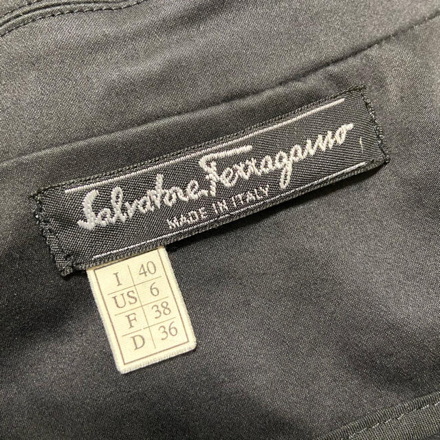 Salvatore Ferragamo(サルヴァトーレフェラガモ)の2点カイマンバッグ&フェラガモ シングルブレストジャケット レディースのジャケット/アウター(テーラードジャケット)の商品写真