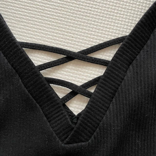 AZUL by moussy(アズールバイマウジー)のAZUL Vネック　クロスVネック ブラック カットソー　無地 レディースのトップス(Tシャツ(半袖/袖なし))の商品写真
