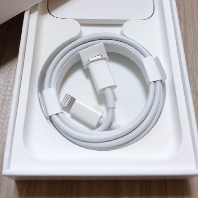 Apple(アップル)のiPhone 付属品Apple純正USB-C Lightningケーブル スマホ/家電/カメラのスマートフォン/携帯電話(バッテリー/充電器)の商品写真