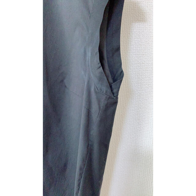 TOMORROWLAND(トゥモローランド)のトゥモローランド  バックプリーツ　ノースリーブブラウス　ブラック　36 レディースのトップス(シャツ/ブラウス(半袖/袖なし))の商品写真