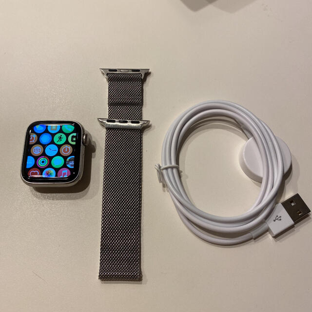 Apple(アップル)のApple Watch 4 シルバーステンレス 40mm Cellular 美品 スマホ/家電/カメラのスマートフォン/携帯電話(その他)の商品写真