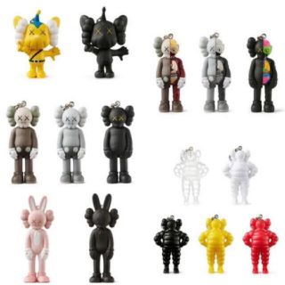 KAWS Tokyo FIRST キーホルダー全15種セット(キャラクターグッズ)