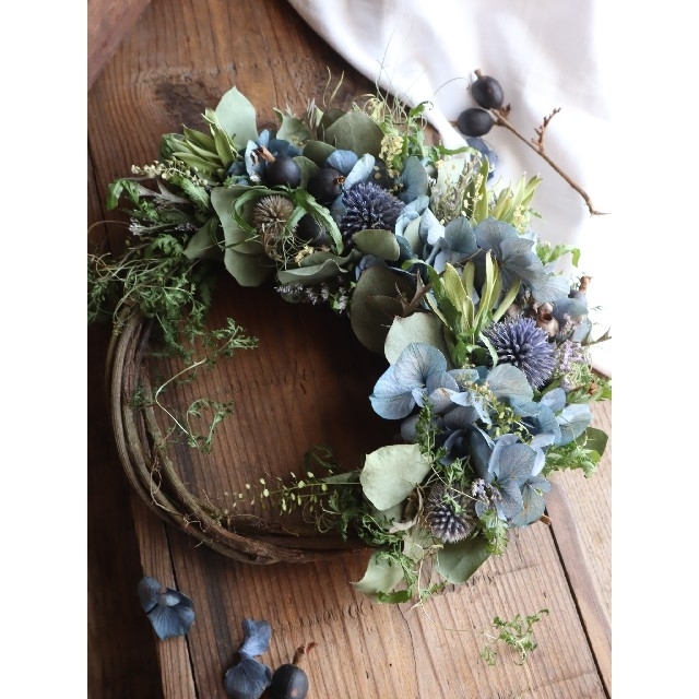 涼しげな藍色紫陽花と季節の草花のハーフリース。ドライフラワーリース。紫陽花リース