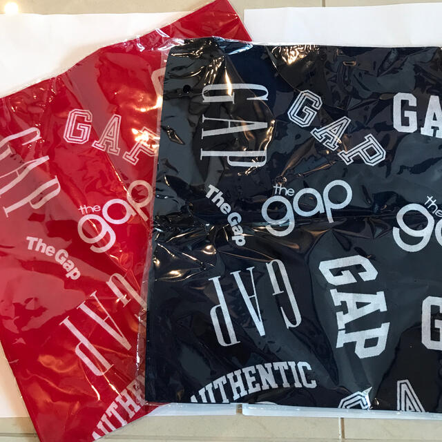 GAP(ギャップ)の【GAP】バンダナ　赤・紺セット　新品・未使用・未開封 レディースのファッション小物(バンダナ/スカーフ)の商品写真