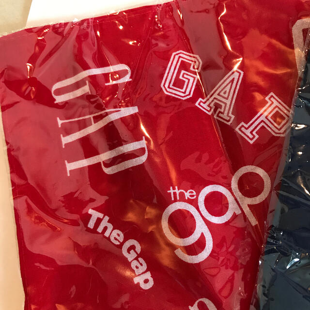 GAP(ギャップ)の【GAP】バンダナ　赤・紺セット　新品・未使用・未開封 レディースのファッション小物(バンダナ/スカーフ)の商品写真