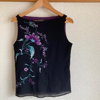 ヴィヴィアンタム(VIVIENNE TAM)のビビアンタム トップス　黒地に紫の花の刺繍(カットソー(半袖/袖なし))