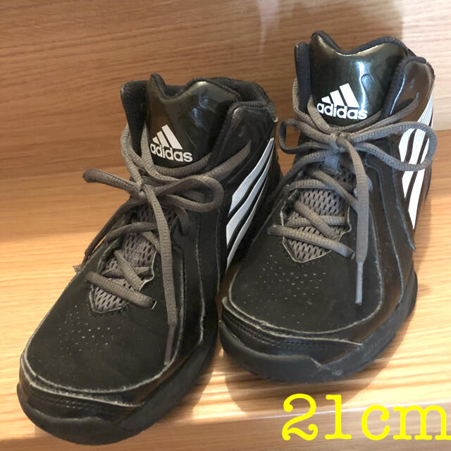 adidas(アディダス)のadidasアディダス スニーカー バッシュ ジュニア バスケ ダンス 21cm スポーツ/アウトドアのスポーツ/アウトドア その他(バスケットボール)の商品写真