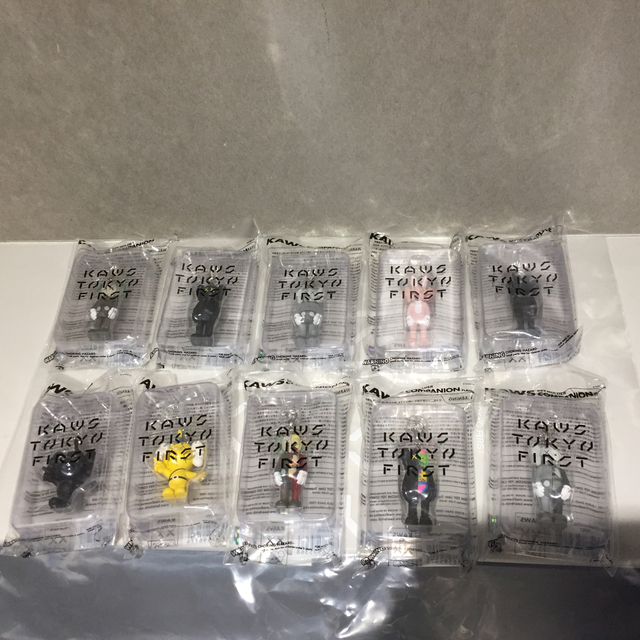 KAWS TOKYO FIRST キーホルダー 10点セット 新品 エンタメ/ホビーのおもちゃ/ぬいぐるみ(キャラクターグッズ)の商品写真