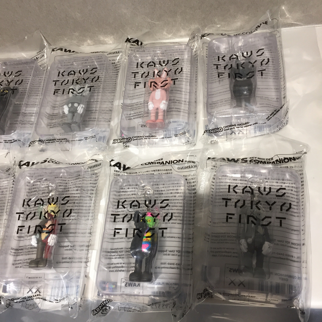 KAWS TOKYO FIRST キーホルダー 10点セット 新品 エンタメ/ホビーのおもちゃ/ぬいぐるみ(キャラクターグッズ)の商品写真