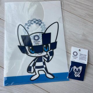 Tokyo 2020 東京オリンピックマスコットクリアファイル+ピンバッジセット(ノベルティグッズ)