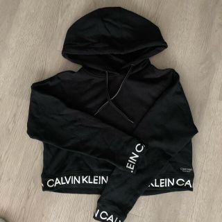 カルバンクライン(Calvin Klein)のカルバンクライン　フーディ　クロップド丈(パーカー)