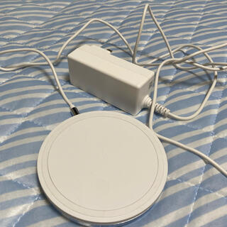アップル(Apple)のワイヤレス充電器　白　アップル(バッテリー/充電器)