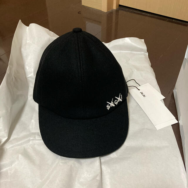 sacai(サカイ)のsacai x KAWS Melton cap Black and White  メンズの帽子(キャップ)の商品写真