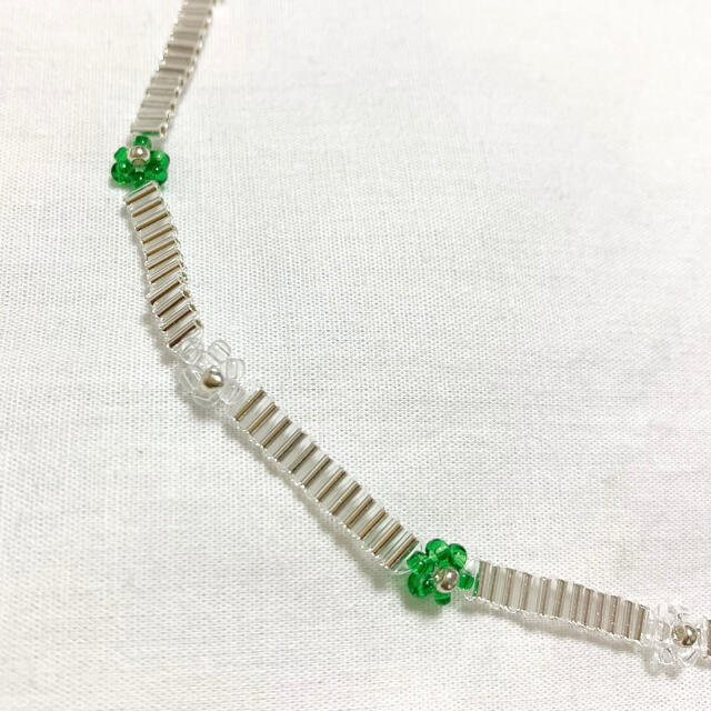 dholic(ディーホリック)のお値下げ‼️シルバーフラワービーズネックレス💚おまけリング付き ハンドメイドのアクセサリー(ネックレス)の商品写真