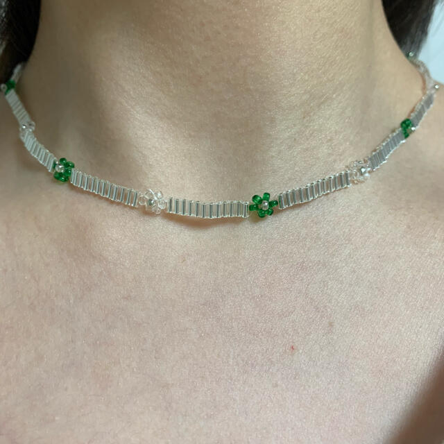 dholic(ディーホリック)のお値下げ‼️シルバーフラワービーズネックレス💚おまけリング付き ハンドメイドのアクセサリー(ネックレス)の商品写真