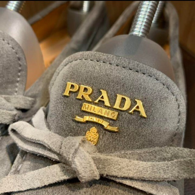 PRADA(プラダ)のPRADA プラダ グレー　スウェード　ローファー レディースの靴/シューズ(ローファー/革靴)の商品写真