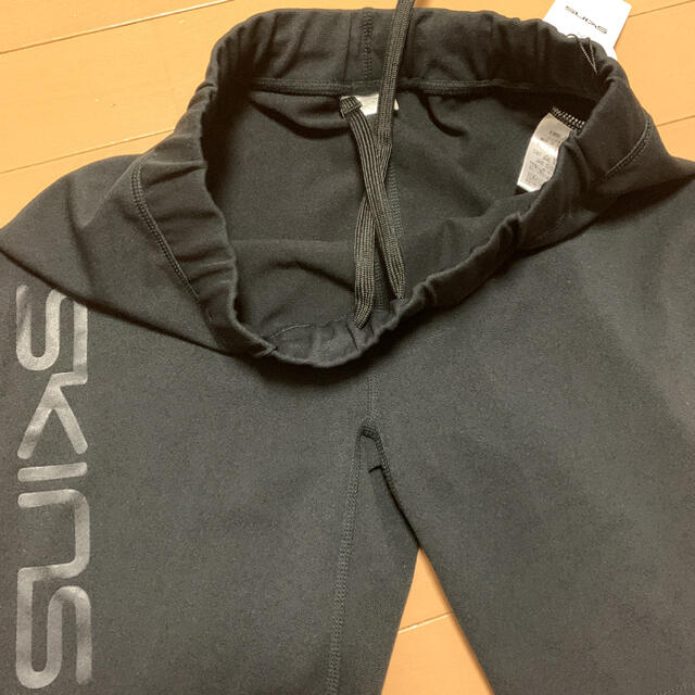 SKINS(スキンズ)の新品L  skins スキンズ レディース　トレーニングハーフパンツ スポーツ/アウトドアのトレーニング/エクササイズ(トレーニング用品)の商品写真