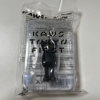 メディコムトイ(MEDICOM TOY)のKAWS TOKYO FIRST 会場限定グッズ　キーホルダー(キーホルダー)