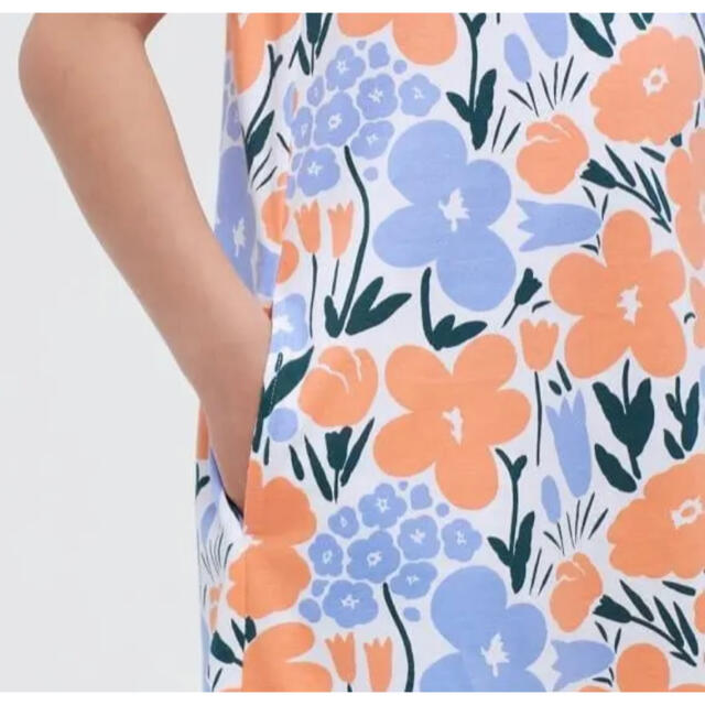 marimekko(マリメッコ)の日本未発売★marimekko uniqlo キッズワンピース　花柄　オレンジ キッズ/ベビー/マタニティのキッズ服女の子用(90cm~)(ワンピース)の商品写真