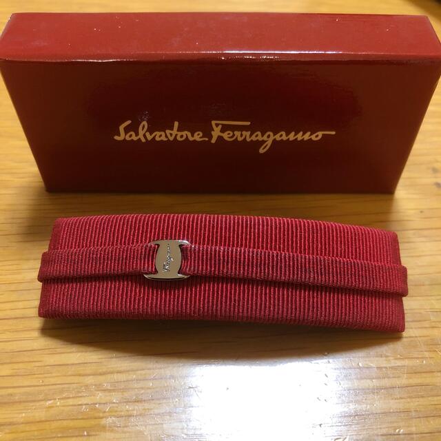 Salvatore Ferragamo(サルヴァトーレフェラガモ)のフェラガモ　バレッタ　レッド　箱つきません レディースのヘアアクセサリー(バレッタ/ヘアクリップ)の商品写真