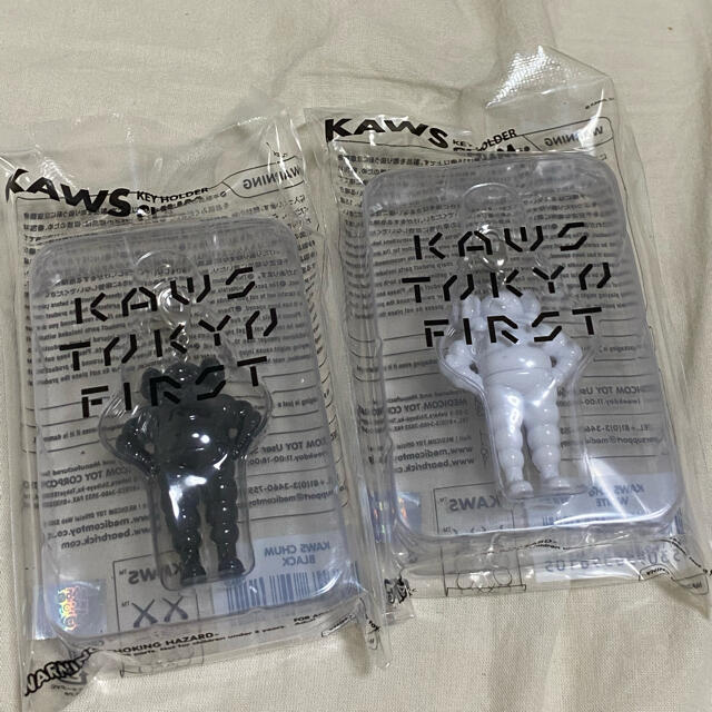 MEDICOM TOY(メディコムトイ)のKAWS TOKYO FIRST キーホルダー メンズのファッション小物(キーホルダー)の商品写真