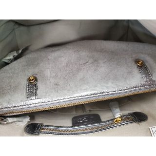 【新品未使用品】UGG シルバーメタリック トートバッグ クラッチ ... UGG ジェネビーブクラッチ