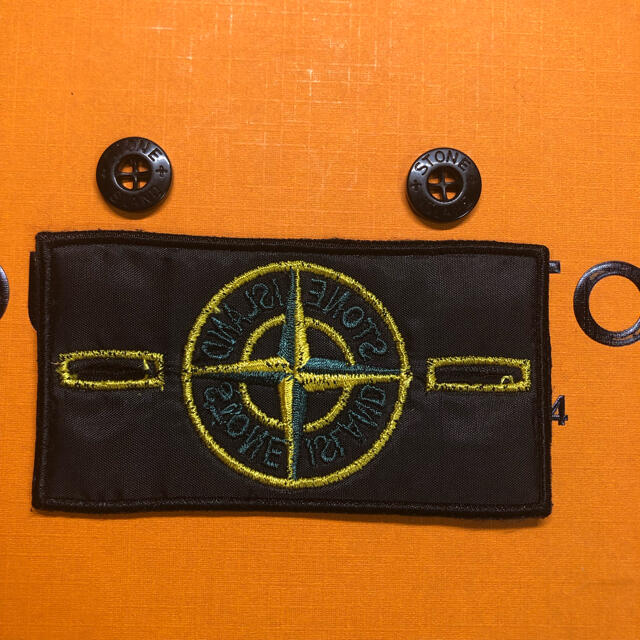 STONE ISLAND(ストーンアイランド)の新品！ストーンアイランド ワッペン&ボタンセット メンズのトップス(Tシャツ/カットソー(半袖/袖なし))の商品写真