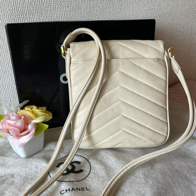 CHANEL(シャネル)のCHANELヴィンテージＶ柄希少品★美品 レディースのバッグ(ショルダーバッグ)の商品写真