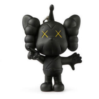 メディコムトイ(MEDICOM TOY)のKAWS JPP KEYHOLDER Blackキーホルダー(キャラクターグッズ)