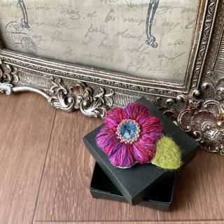 スワロフスキー(SWAROVSKI)のふっくらお花の毛糸刺繍ブローチ　赤×紫　ミックスベリー(ブローチ/コサージュ)