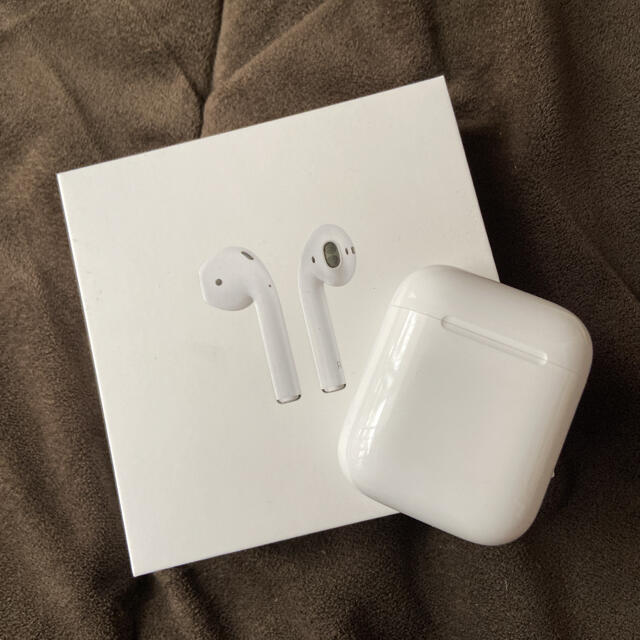 Apple(アップル)のApple AirPods 第２世代 スマホ/家電/カメラのオーディオ機器(ヘッドフォン/イヤフォン)の商品写真