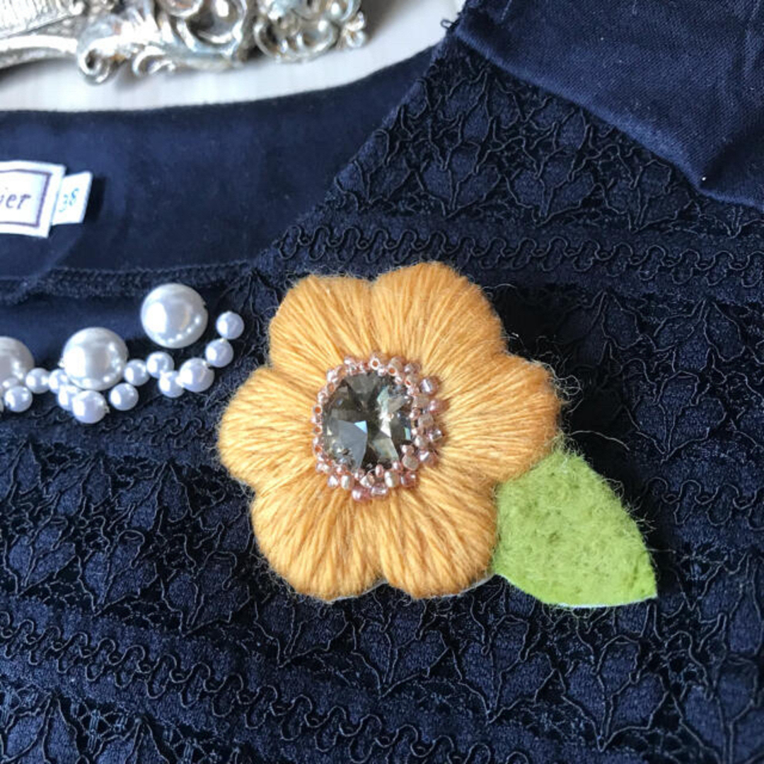 SWAROVSKI(スワロフスキー)のふっくらお花の毛糸刺繍ブローチ　黄色　マスタード　からし色　くすみカラー レディースのアクセサリー(ブローチ/コサージュ)の商品写真