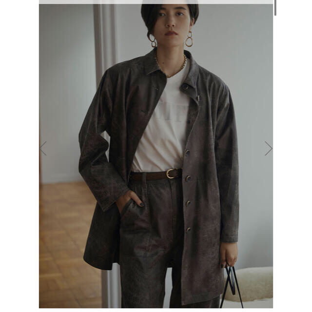 Ameri VINTAGE(アメリヴィンテージ)のCRUSHED LEATHER RELAX PANTS レディースのパンツ(カジュアルパンツ)の商品写真