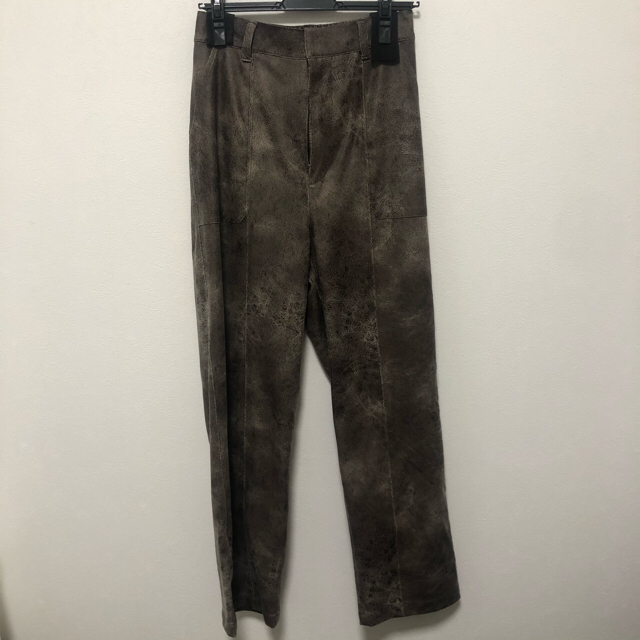 Ameri VINTAGE(アメリヴィンテージ)のCRUSHED LEATHER RELAX PANTS レディースのパンツ(カジュアルパンツ)の商品写真