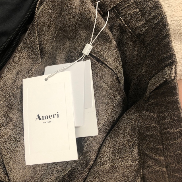 Ameri VINTAGE(アメリヴィンテージ)のCRUSHED LEATHER RELAX PANTS レディースのパンツ(カジュアルパンツ)の商品写真