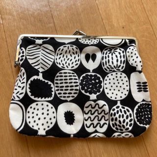 マリメッコ(marimekko)の【新品】Marimekko ポーチ フルーツ柄(財布)