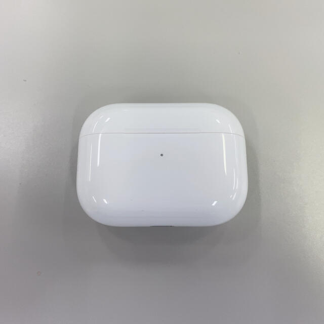 Apple(アップル)のエアーポッズプロ本体充電器ケース　純正品　AirPods pro スマホ/家電/カメラのオーディオ機器(ヘッドフォン/イヤフォン)の商品写真