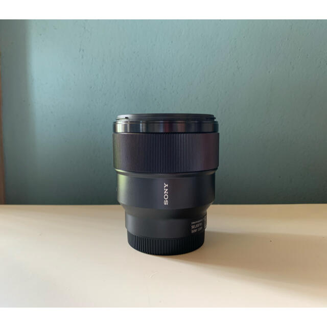 SONY(ソニー)の【美品 送料込】SONY (ソニー) FE 85mm F1.8 SEL85F18 スマホ/家電/カメラのカメラ(レンズ(単焦点))の商品写真