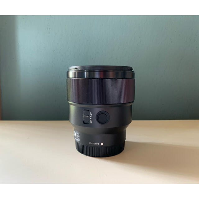 SONY(ソニー)の【美品 送料込】SONY (ソニー) FE 85mm F1.8 SEL85F18 スマホ/家電/カメラのカメラ(レンズ(単焦点))の商品写真