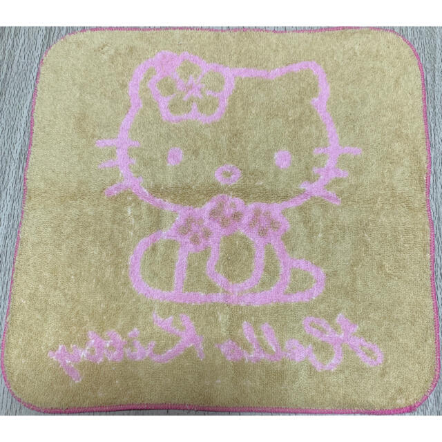 サンリオ(サンリオ)のHello kitty ピンク地にゴールド色で描かれたキティーのタオルハンカチ レディースのファッション小物(ハンカチ)の商品写真