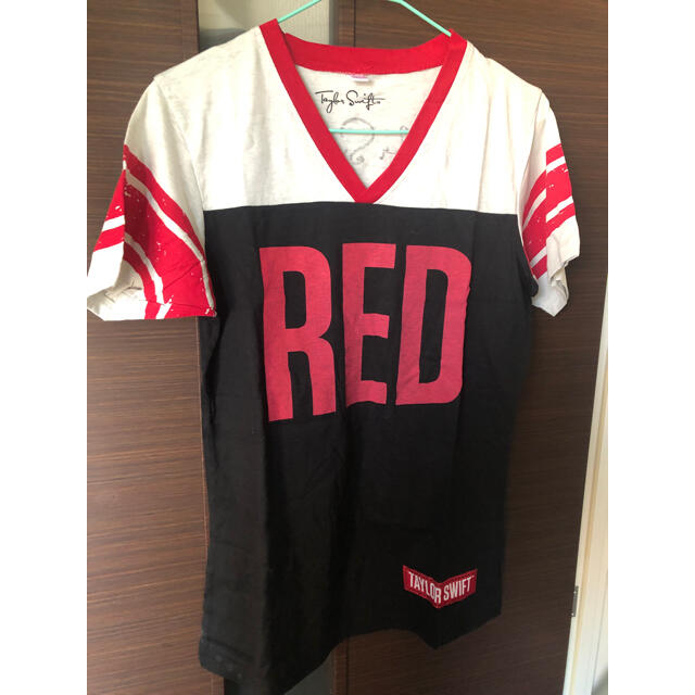 Taylor Design(テイラーデザイン)の新品未使用  テイラースウィフト Taylor Swift REDツアーTシャツ エンタメ/ホビーのタレントグッズ(ミュージシャン)の商品写真