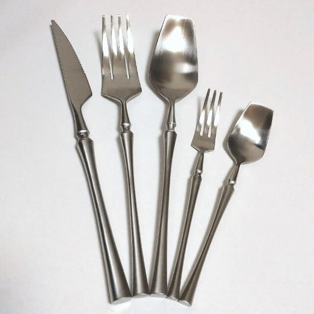 マットシルバー カトラリーset【新品/高級感】デザイン silver ツヤなし インテリア/住まい/日用品のキッチン/食器(カトラリー/箸)の商品写真