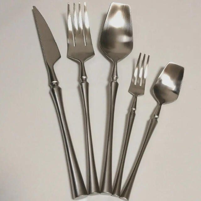 マットシルバー カトラリーset【新品/高級感】デザイン silver ツヤなし インテリア/住まい/日用品のキッチン/食器(カトラリー/箸)の商品写真