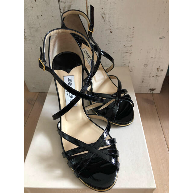 JIMMY CHOO(ジミーチュウ)のJimmy choo ブラックパテント サンダル 38.5 ヒール9cm レディースの靴/シューズ(サンダル)の商品写真